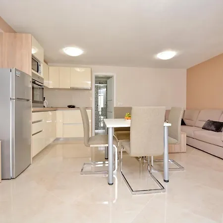 King Apartment *